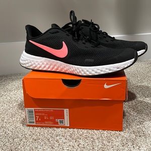 Nike Revolution 5 7Y